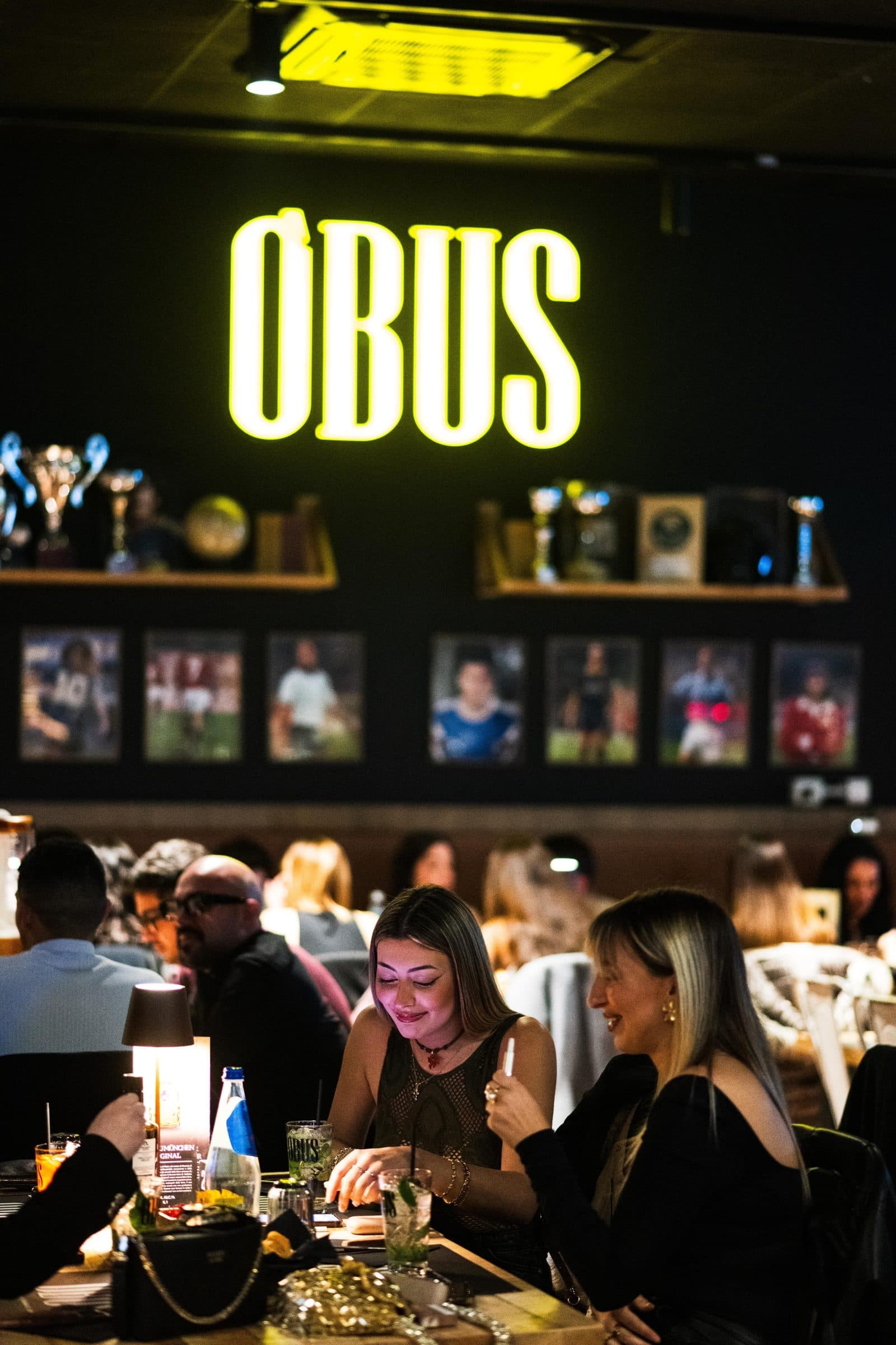 La sala di OBUS con l'insegna al neon