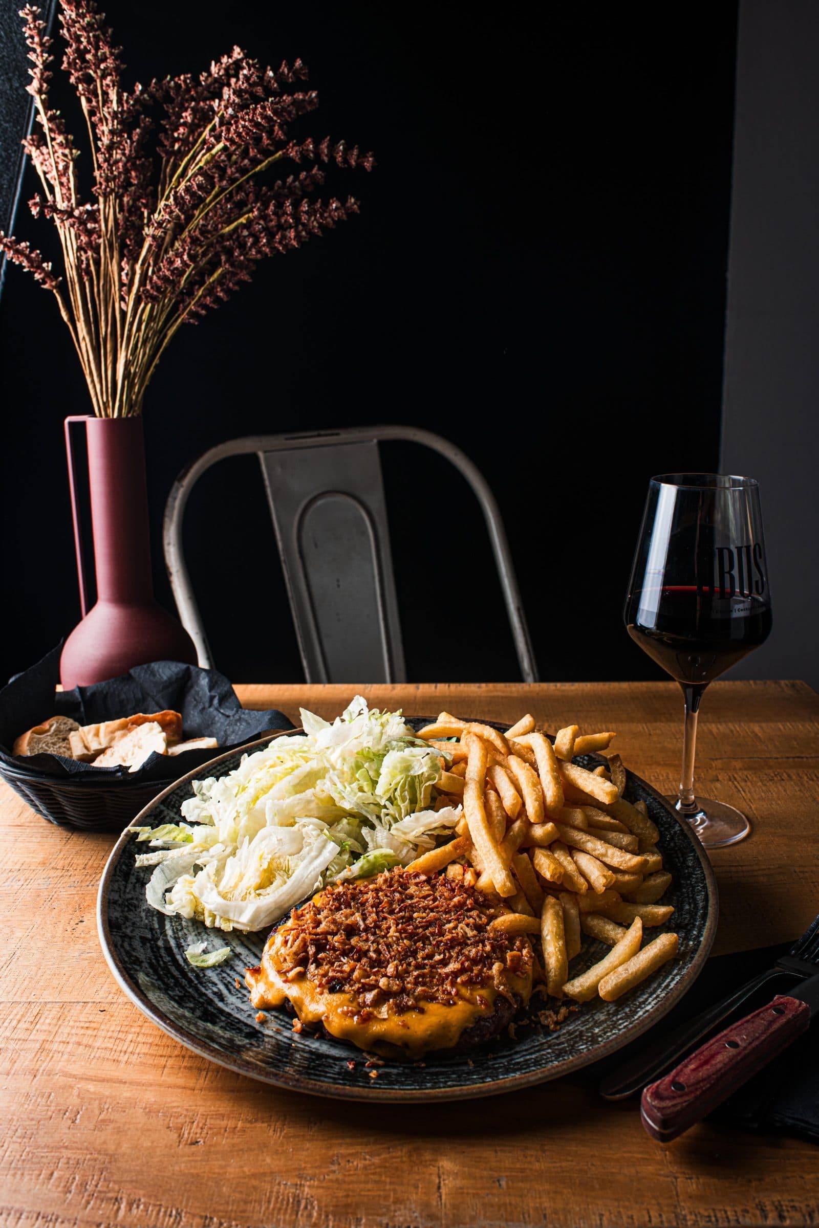 Cotoletta con patatine e insalata