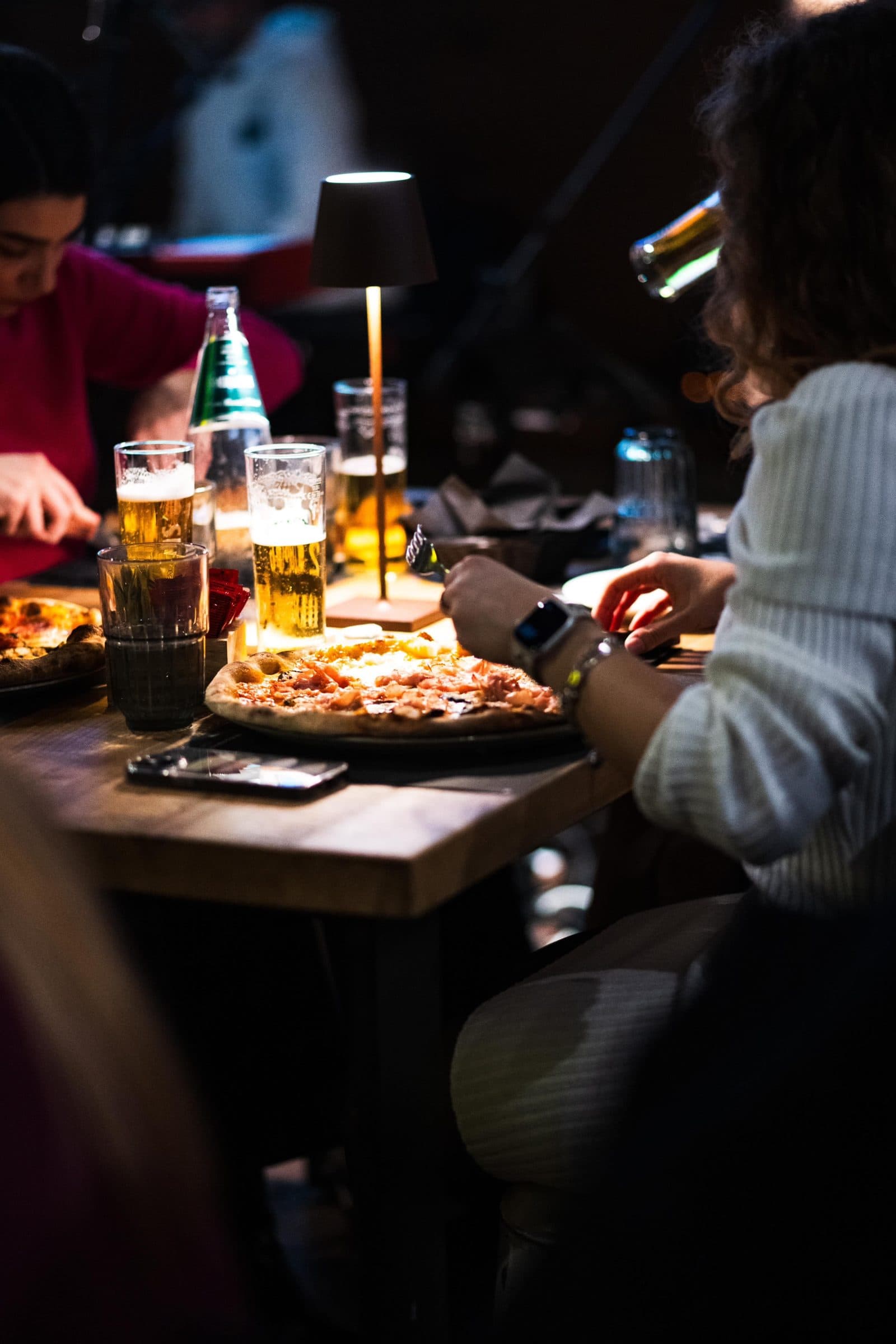 Pizza e birre su un tavolo di OBUS